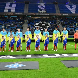 Die Spieler von Dynamo Kiew und Rigas FS stellen sich auf dem Rasen im Volksparkstadion auf