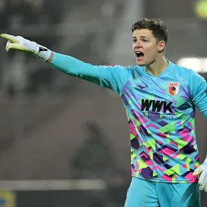 Augsburg-Torhüter Finn Dahmen zeigt und ruf