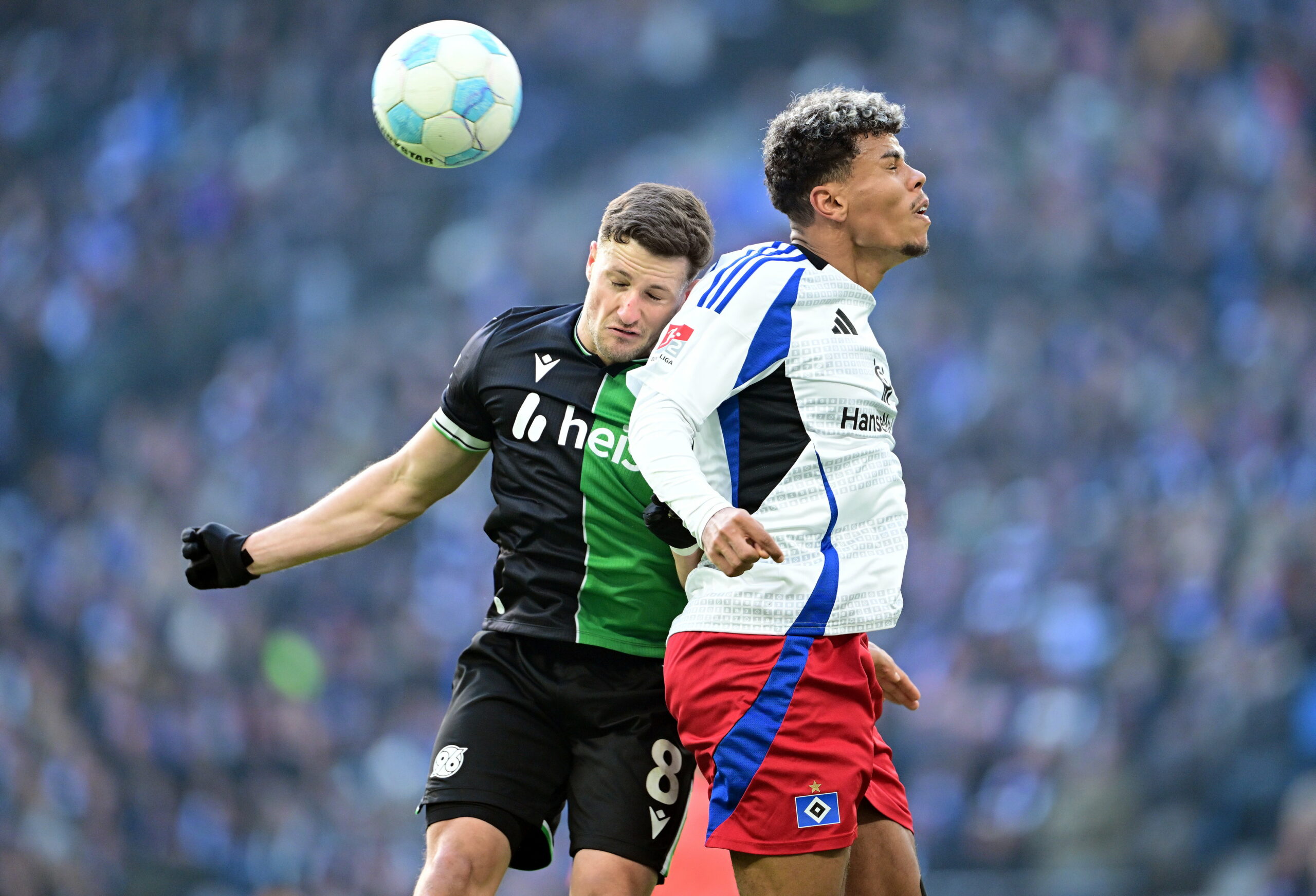 Hannovers Enzo Leopold im Duell mit HSV-Stürmer Ransford Königsdörffer