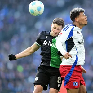 Hannovers Enzo Leopold im Duell mit HSV-Stürmer Ransford Königsdörffer