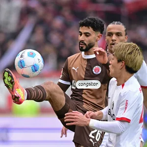 Elias Saad im Heimspiel gegen Freiburg am Ball