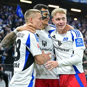 Miro Muheim, Davie Selke und Adam Karabec jubeln