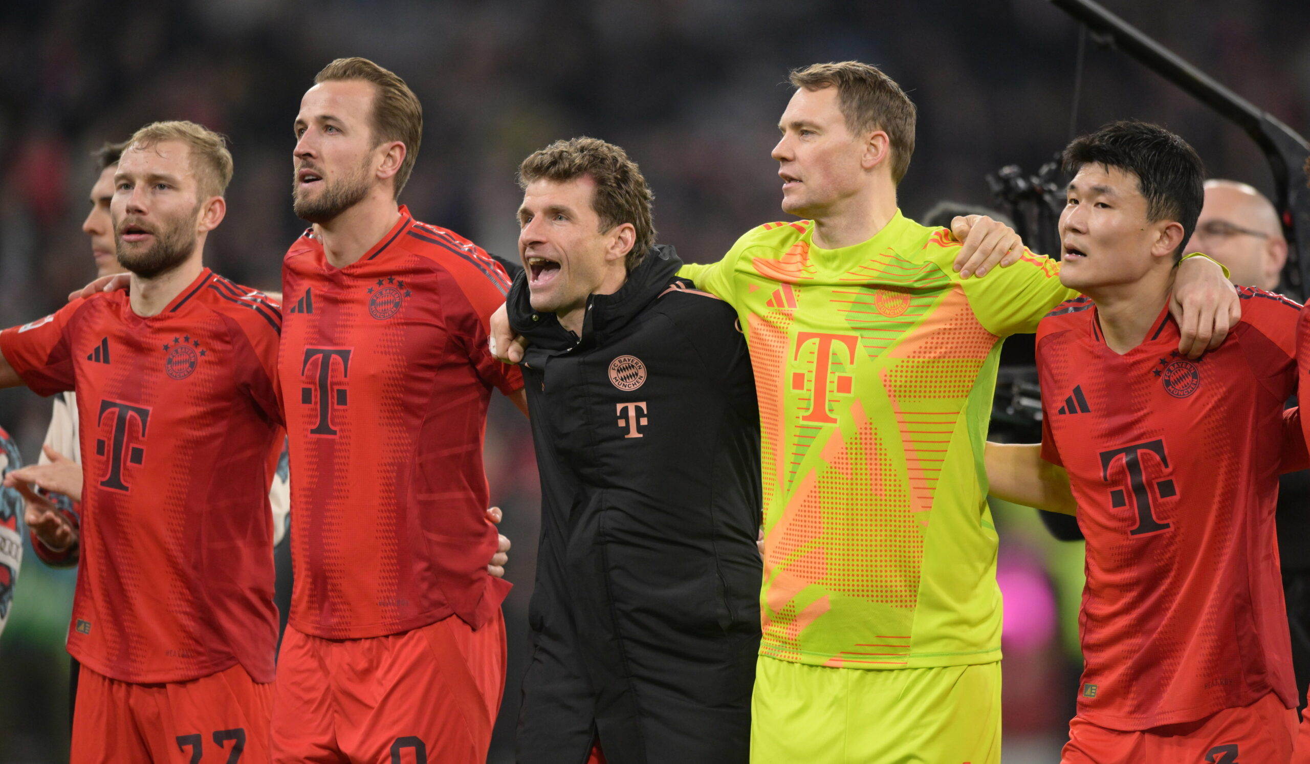Bayern Spieler feiern zusammen