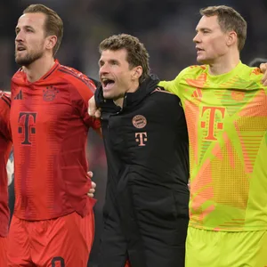 Bayern Spieler feiern zusammen
