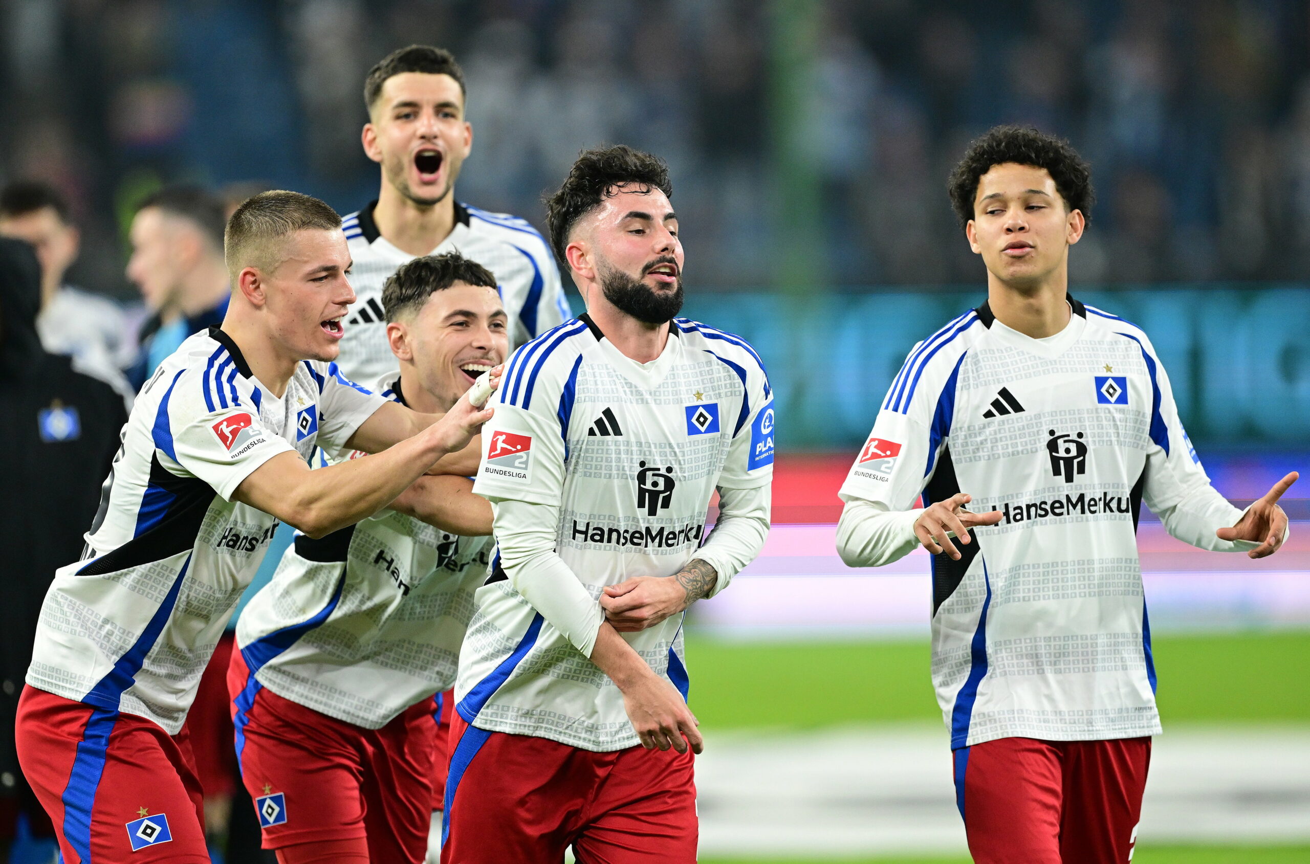 Miro Muheim und William Mikelbrencis schubsen Marco Richter vor die HSV-Fankurve