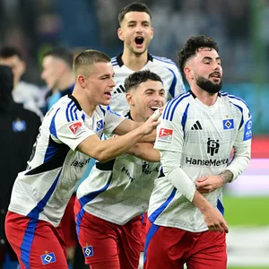 Miro Muheim und William Mikelbrencis schubsen Marco Richter vor die HSV-Fankurve