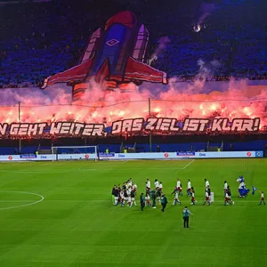 Eine Choreografie in der HSV-Kurve zeigt den Schriftzug „Die Mission geht weiter, das Ziel ist klar“