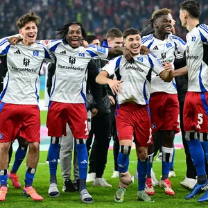 HSV-Profis bejubeln den Sieg gegen Kaiserslautern