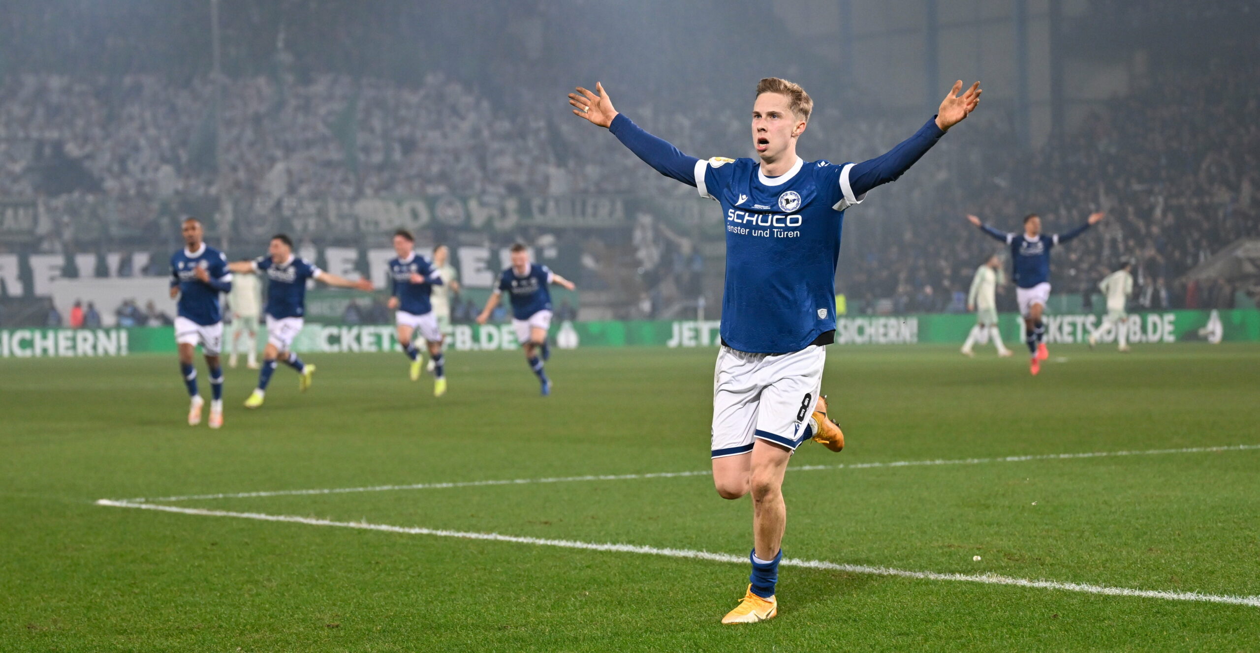 Sam Schreck jubelt im Spiel gegen Werder Bremen