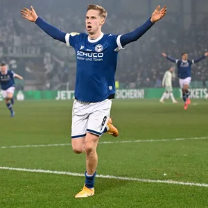Sam Schreck jubelt im Spiel gegen Werder Bremen