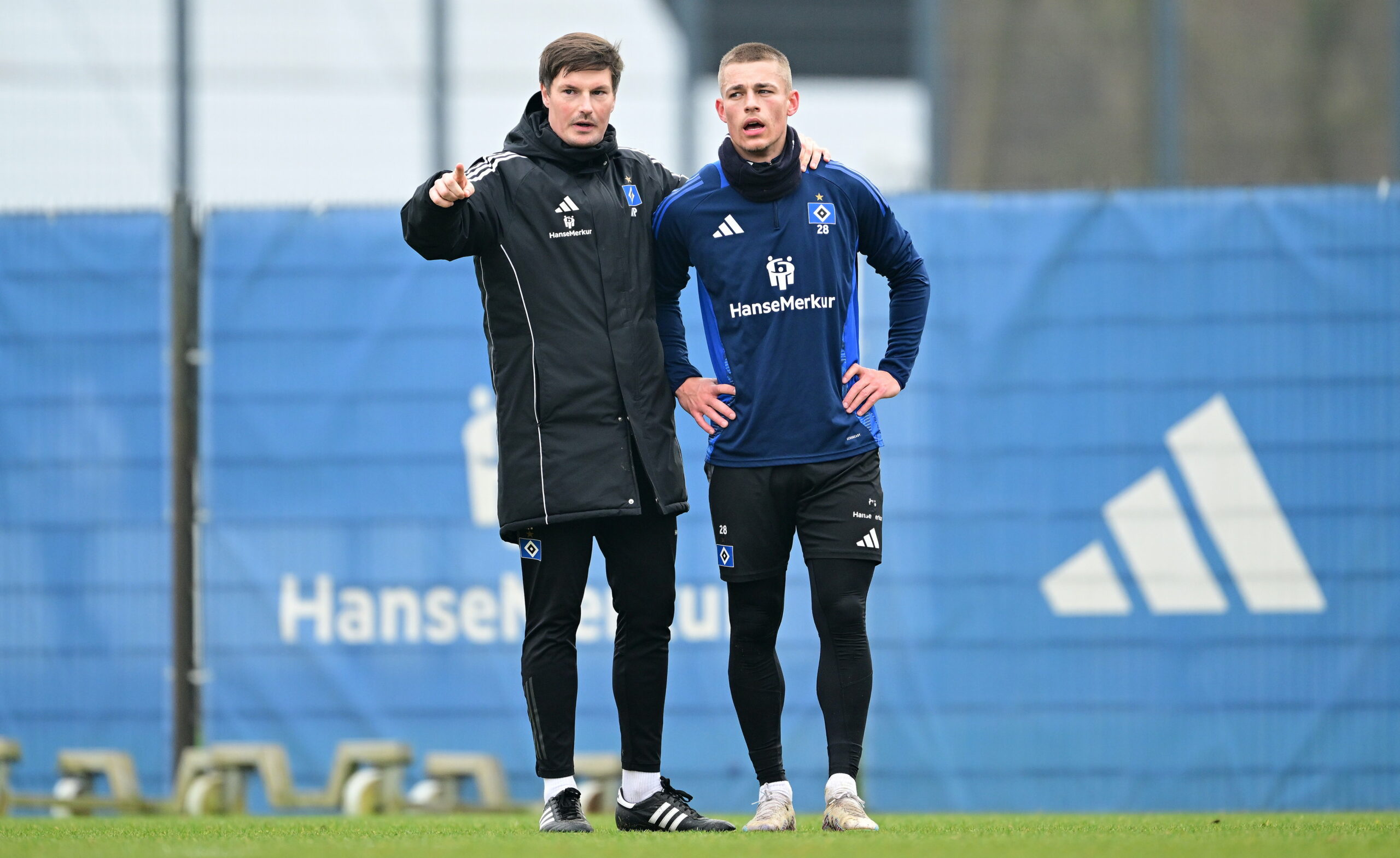 HSV-Trainer Merlin Polzin redet auf dem Trainingsplatz mir Miro Muheim.