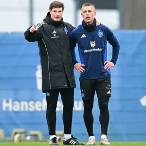 HSV-Trainer Merlin Polzin redet auf dem Trainingsplatz mir Miro Muheim.