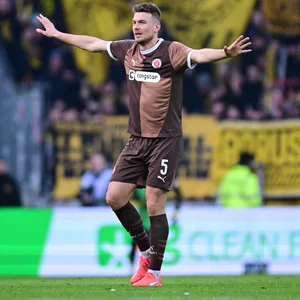 St. Pauli-Profi Hauke Wahl breitet die Arme aus