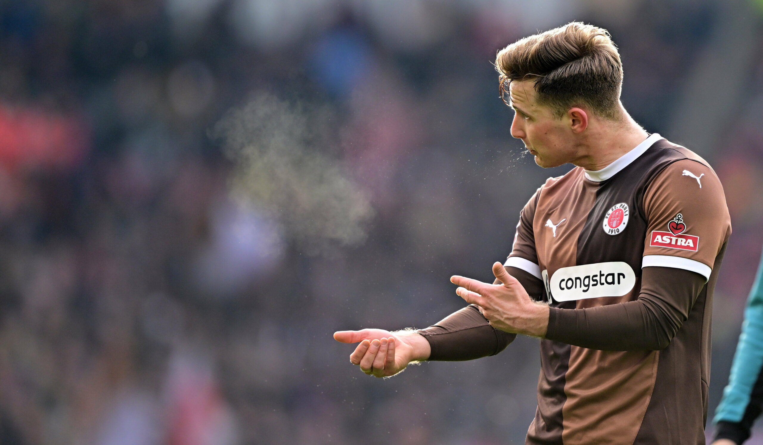 St. Pauli-Stürmer Johannes Eggestein nahm in Wolfsburg zum ersten Mal auf der Bank Platz.