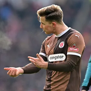 St. Pauli-Stürmer Johannes Eggestein nahm in Wolfsburg zum ersten Mal auf der Bank Platz.