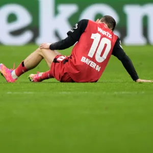 Florian Wirtz liegt verletzt am Boden
