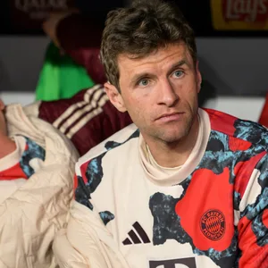Thomas Müller sitzt beim FC Bayern überwiegend auf der Bank.