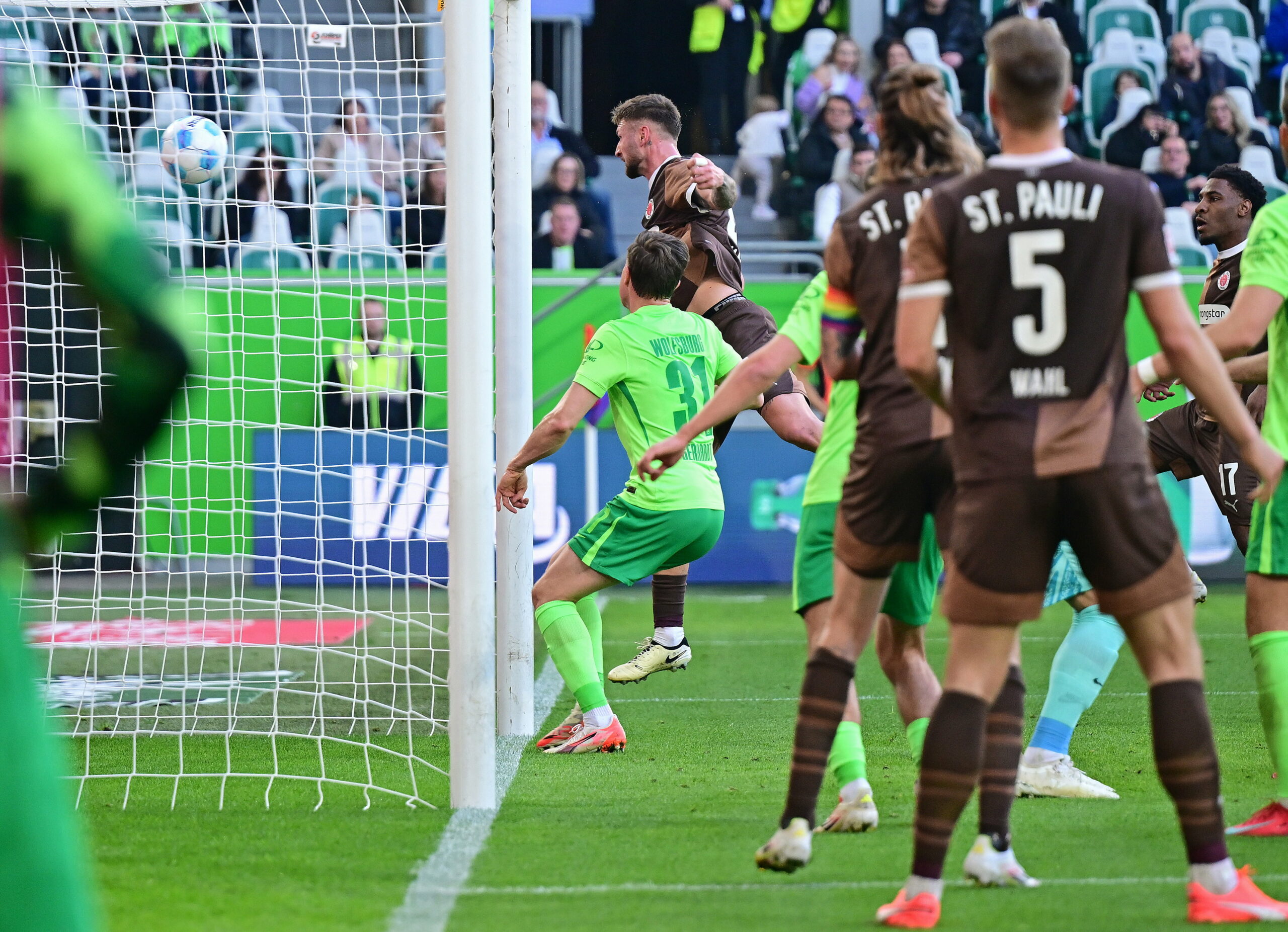 Drin! Siebe Van der Heyden köpft nach Ecke das 1:0 für St. Pauli.