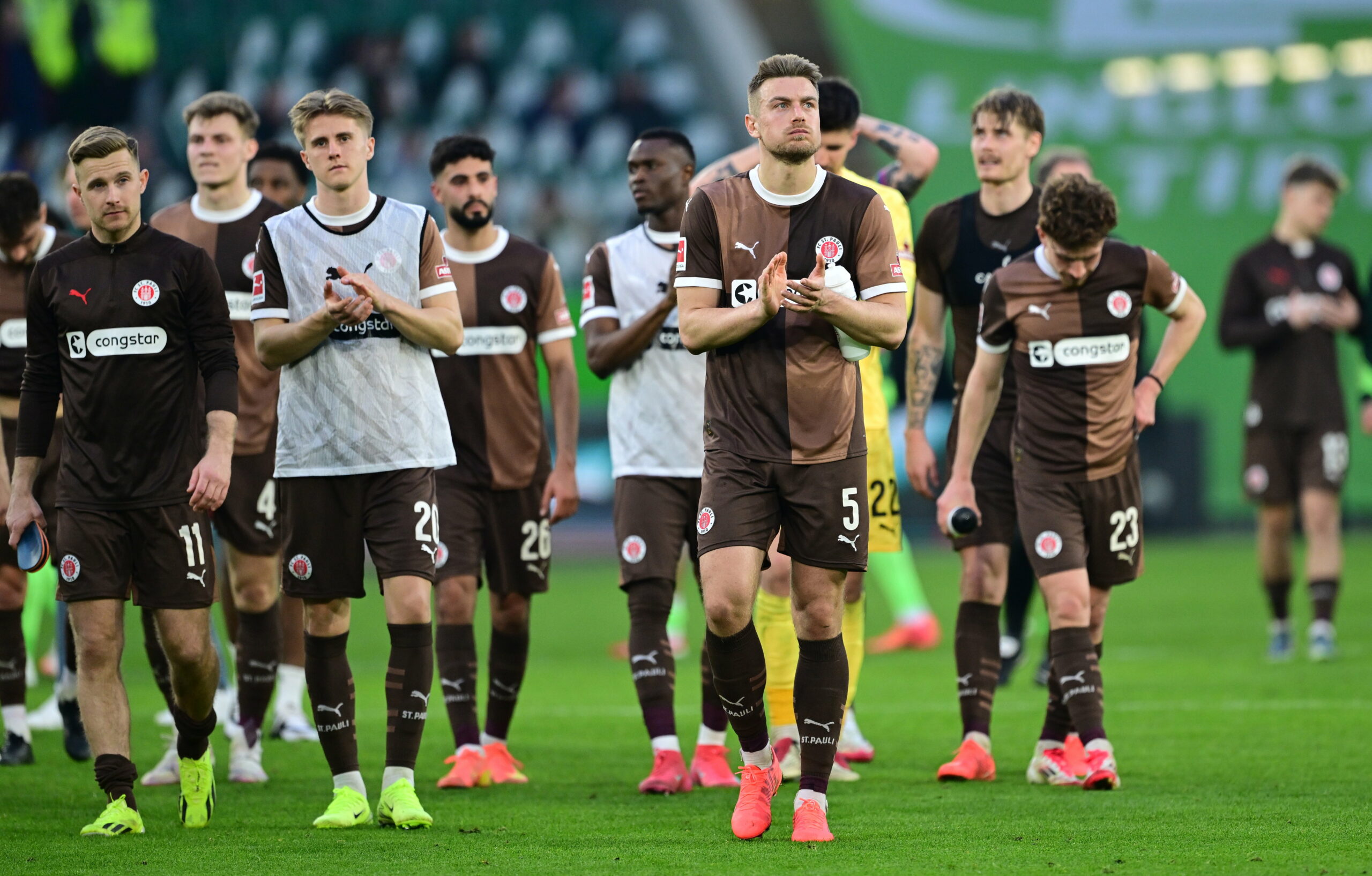 Frust trotz Ende der Niederlagen-Serie: St. Paulis Profis trotteten in Wolfsburg zu den Fans.