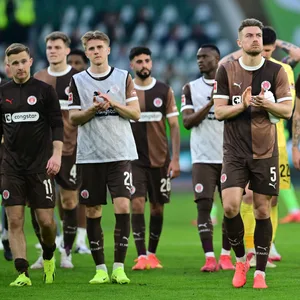 Frust trotz Ende der Niederlagen-Serie: St. Paulis Profis trotteten in Wolfsburg zu den Fans.
