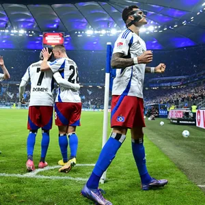 Davie Selke und Mitspieler bejubeln das 2:1 des HSV.