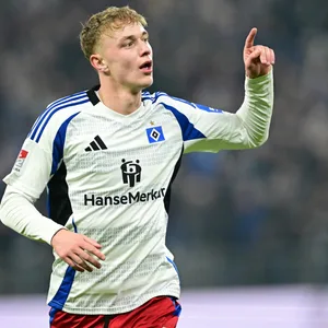 Adam Karabec jubelt mit Finger in der Luft