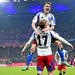 Obenauf: Die HSV-Profis Emir Sahiti (oben) und Torschütze Adam Karabec bejubeln den Treffer zum 3:1 gegen Düsseldorf und untermauerten ihre gute Position im Aufstiegskampf.