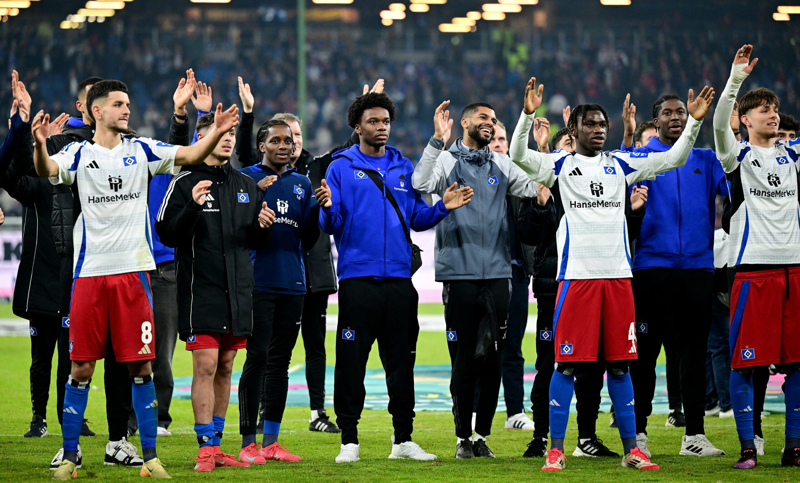 Daniel Elfadli, William Mikelbrencis, Adedire Mebude, Aboubaka Soumahoro, Co-Trainer Richard Krohn, Fabio Balde, Joel Agyekum und Otto Stange beim Schlussjubel vor der Nordtribüne