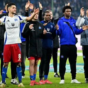 Daniel Elfadli, William Mikelbrencis, Adedire Mebude, Aboubaka Soumahoro, Co-Trainer Richard Krohn, Fabio Balde, Joel Agyekum und Otto Stange beim Schlussjubel vor der Nordtribüne