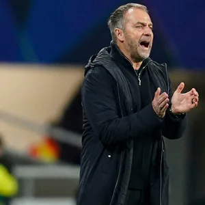 Barcelona-Trainer Hansi Flick steht unzufrieden am Spielfeldrand