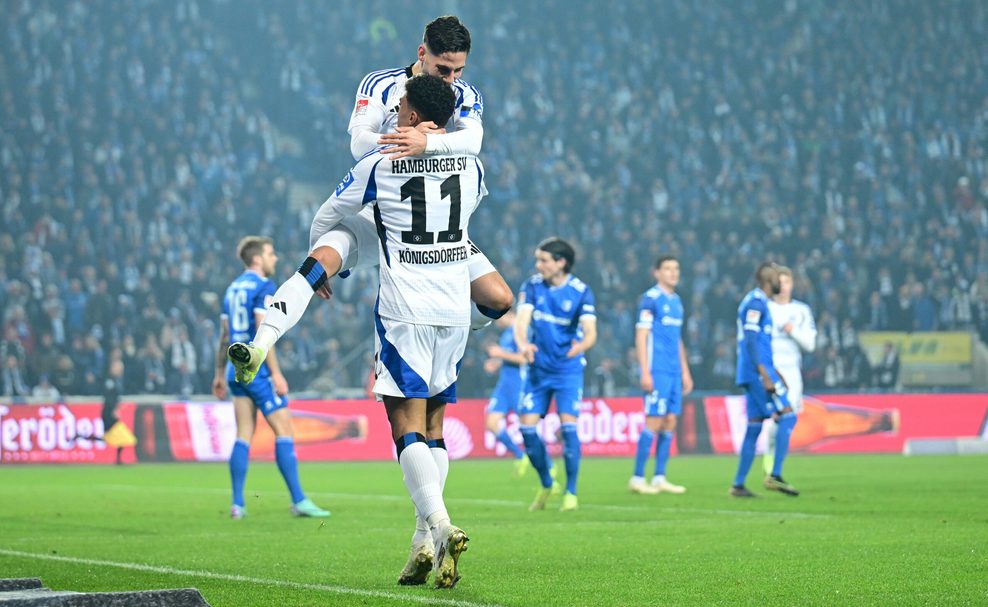 Ransford Königsdörffer und Ludovit Reis bejubeln das 2:0 des HSV.