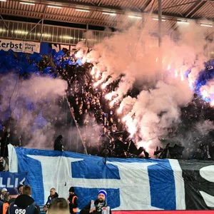 HSV-Fans zünden Pyro im Gästeblock in Magdeburg.