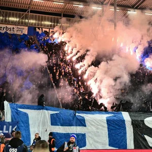 Im HSV-Block in Magdeburg wird Pyrotechnik gezündet
