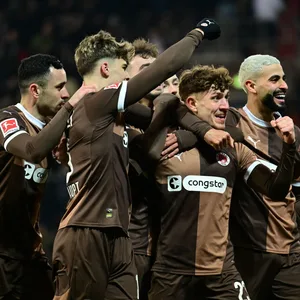 St. Paulis Spieler bejubeln das 1:0 gegen Hoffenheim.