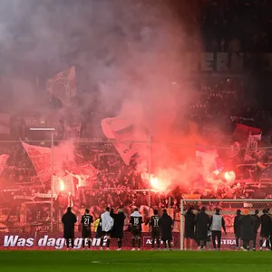 St. Paulis Profis feiern vor der Südtribüne