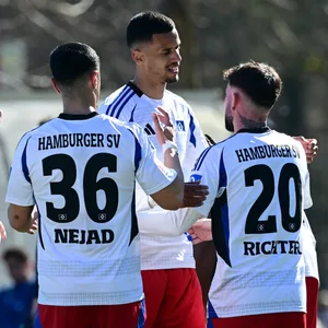 Er hat nichts verlernt: Robert Glatzel (2.v.r.) lässt sich nach seinem Treffer gegen Phönix Lübeck von seinen Kollegen beglückwünschen.