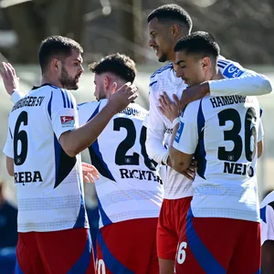 Tor beim Startelf-Comeback: Robert Glatzel wird von seinen Kollegen umarmt.