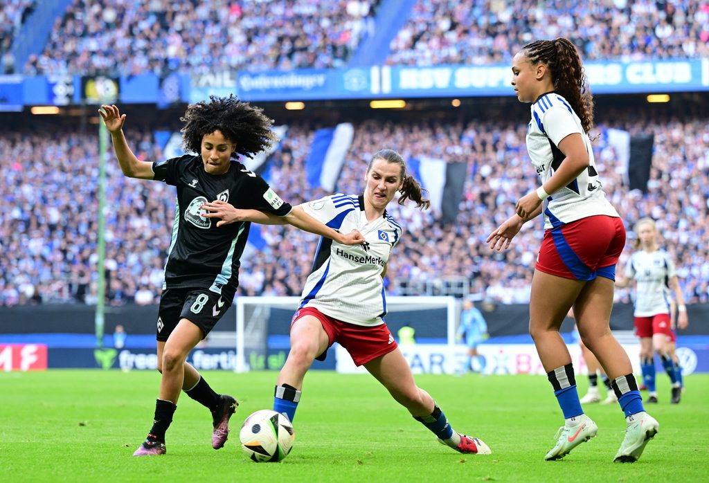 Pauline Machtens und Lisa Baum vom HSV im Halbfinale gegen Werder Bremen