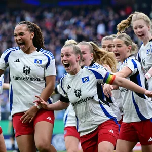 Sarah Stöckmann feiert mit ihrem Team den Ausgleich für den HSV gegen Werder