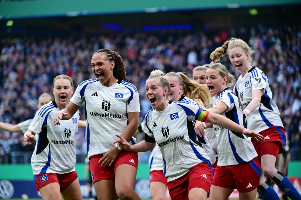 Sarah Stöckmann feiert mit ihrem Team den Ausgleich für den HSV gegen Werder