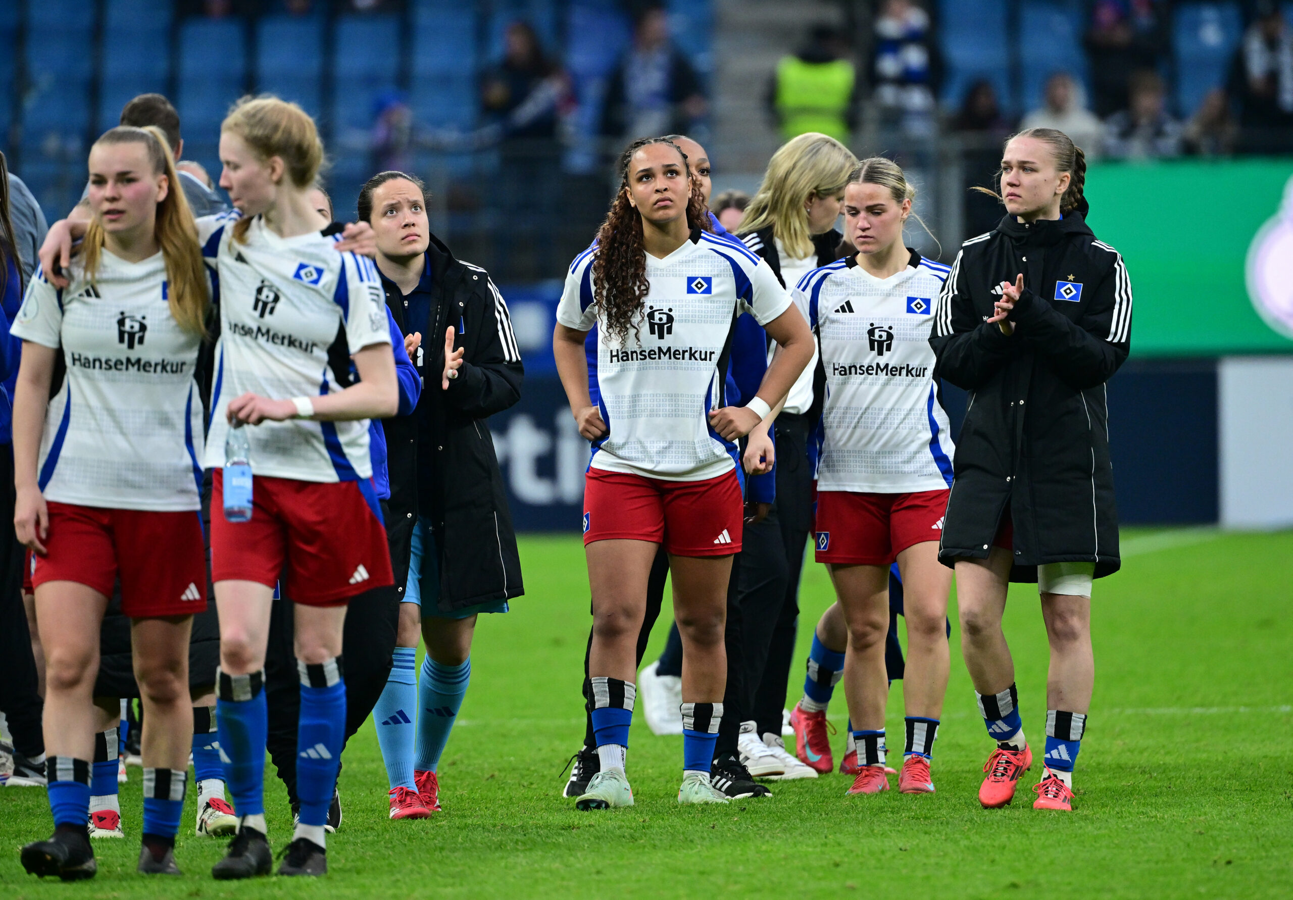 Die HSV-Frauen gehen enttäuscht über den Rasen