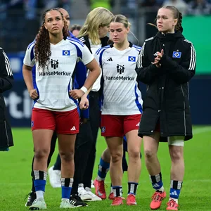 Die HSV-Frauen gehen enttäuscht über den Rasen