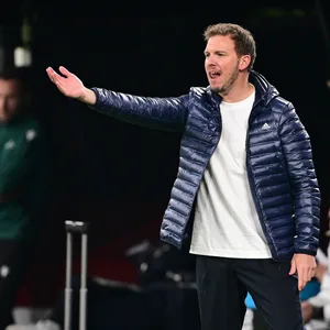Nagelsmann schreit am Spielfeldrand und gestikuliert mit einem Arm
