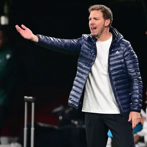 Nagelsmann schreit am Spielfeldrand und gestikuliert mit einem Arm
