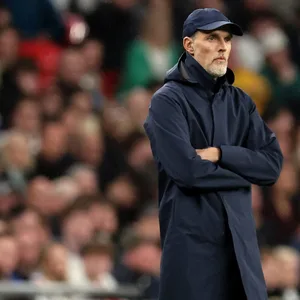 Thomas Tuchel steht mit verschränkten Armen an der Seitenlinie.