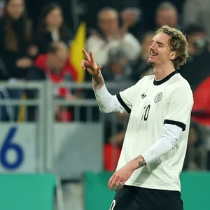 Nick Woltemade zeigt im Deutschland-Trikot drei Finger hoch