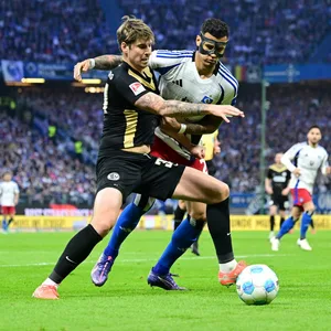 Maximilian Rohr schirmt den Ball vor Davie Selke ab