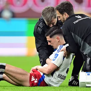 Der negative Höhepunkt des HSV-Spiels gegen Elversberg: Dennis Hadzikadunic verletzte sich und musste und könnte nun wochenlang ausfallen.