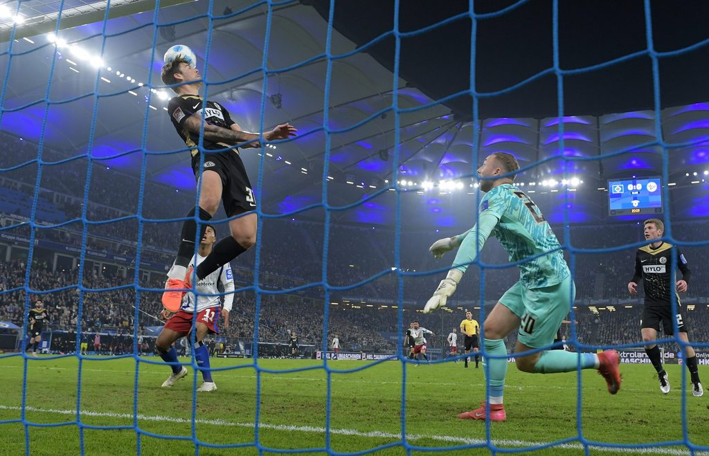 Maximilian Rohr köpft den Ball neben Nicolas Kristof von der Torlinie