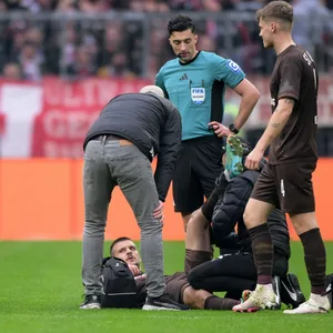 Adam Dzwigala liegt verletzt am Boden